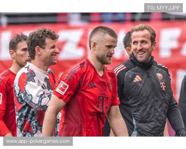 凯恩替补制胜后与队友庆祝，拜仁客场艰难取胜