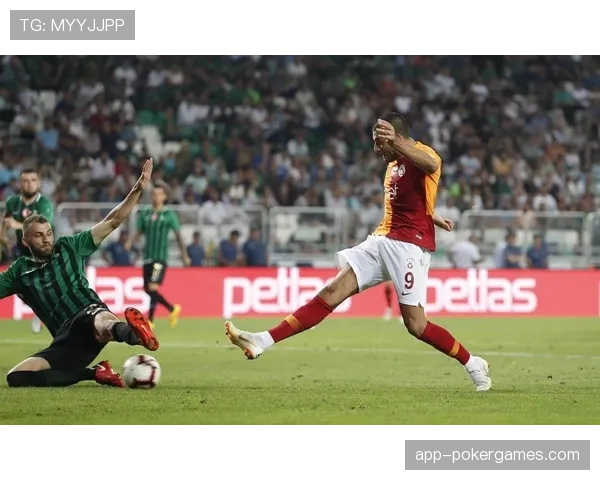 土超:加拉塔萨雷与费内巴切1-1战平,争冠形势依旧胶着 土超:加拉塔萨雷与费内巴切1-1战平,争冠形势依旧胶着